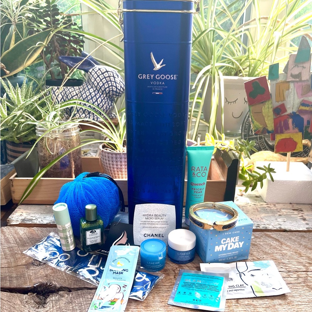 The Blue Bundle - Large Grey Goose Tin Full of Beauty - Picture 1 of 9
